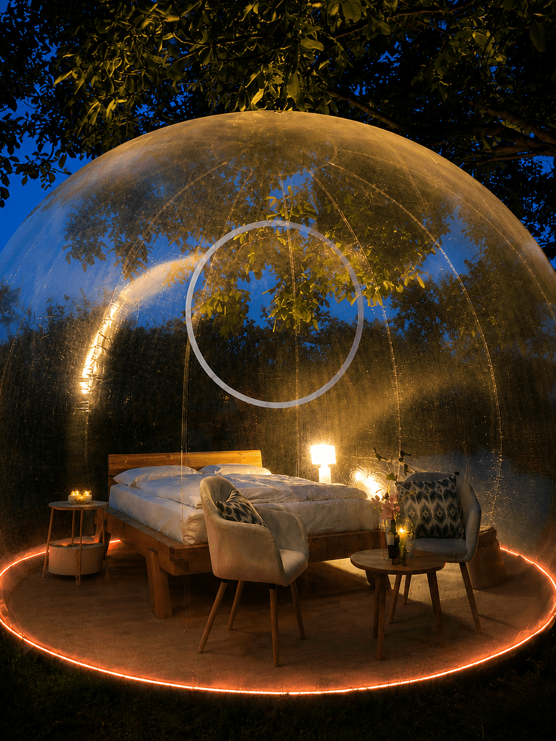 Bubble-Tent bei Nacht im Weinberg