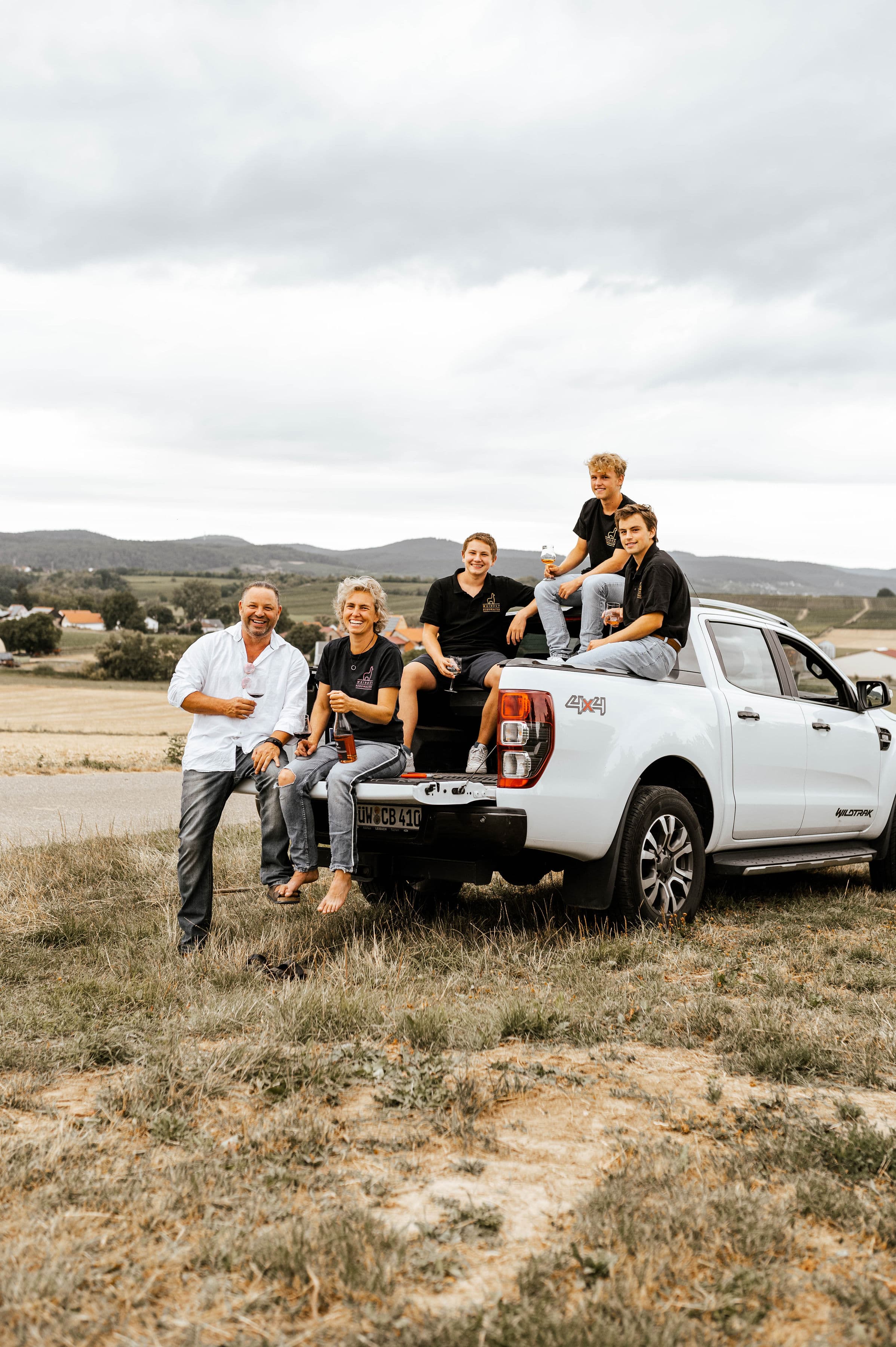 Familie Schowalter mit der nächsten Generation am Weinberg