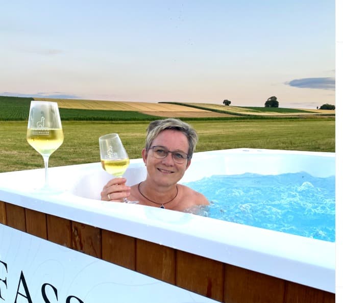 Hot Tub mit Weinglas und Blick über die Weinberge